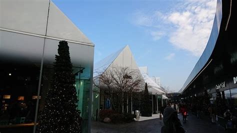 liste magasins villefontaine the village.